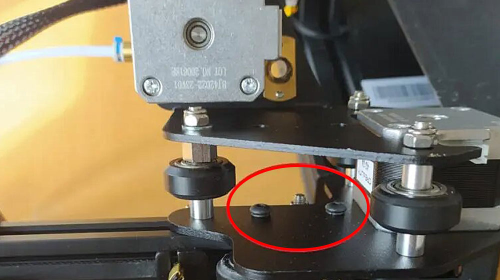 Затягніть болти, якими кріпляться вузли роликів