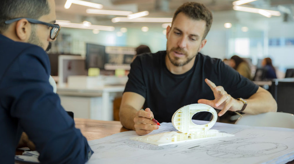 Архітектори Tommaso та Hatem використовують 3D-друк для підготовки до будівництва будівлі.