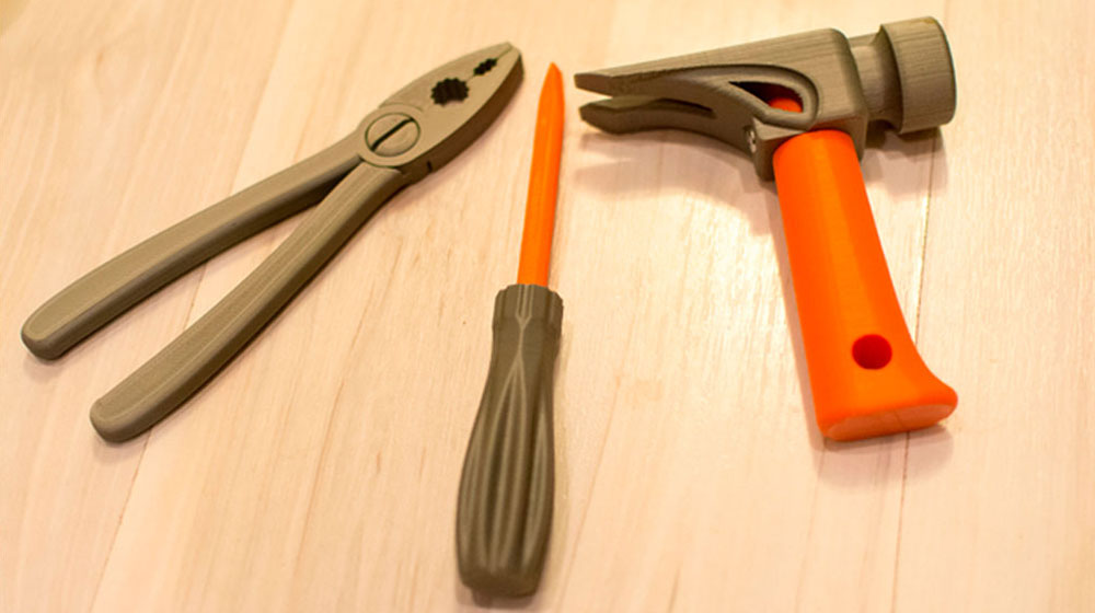 Напечатанные плоскогубцы, отвертка и молоток