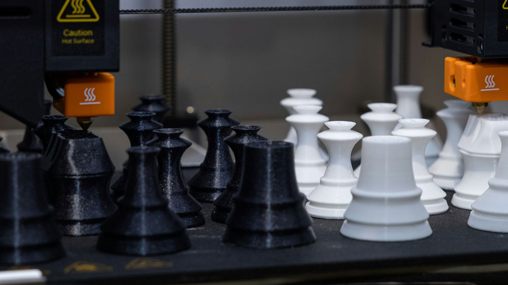 Процес FDM 3D-друку: екструдер наносить розплавлений пластик